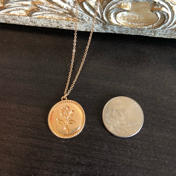 ❣️Last one❣️18k Gold Rose Medallion Necklace - Picture 5 of 5